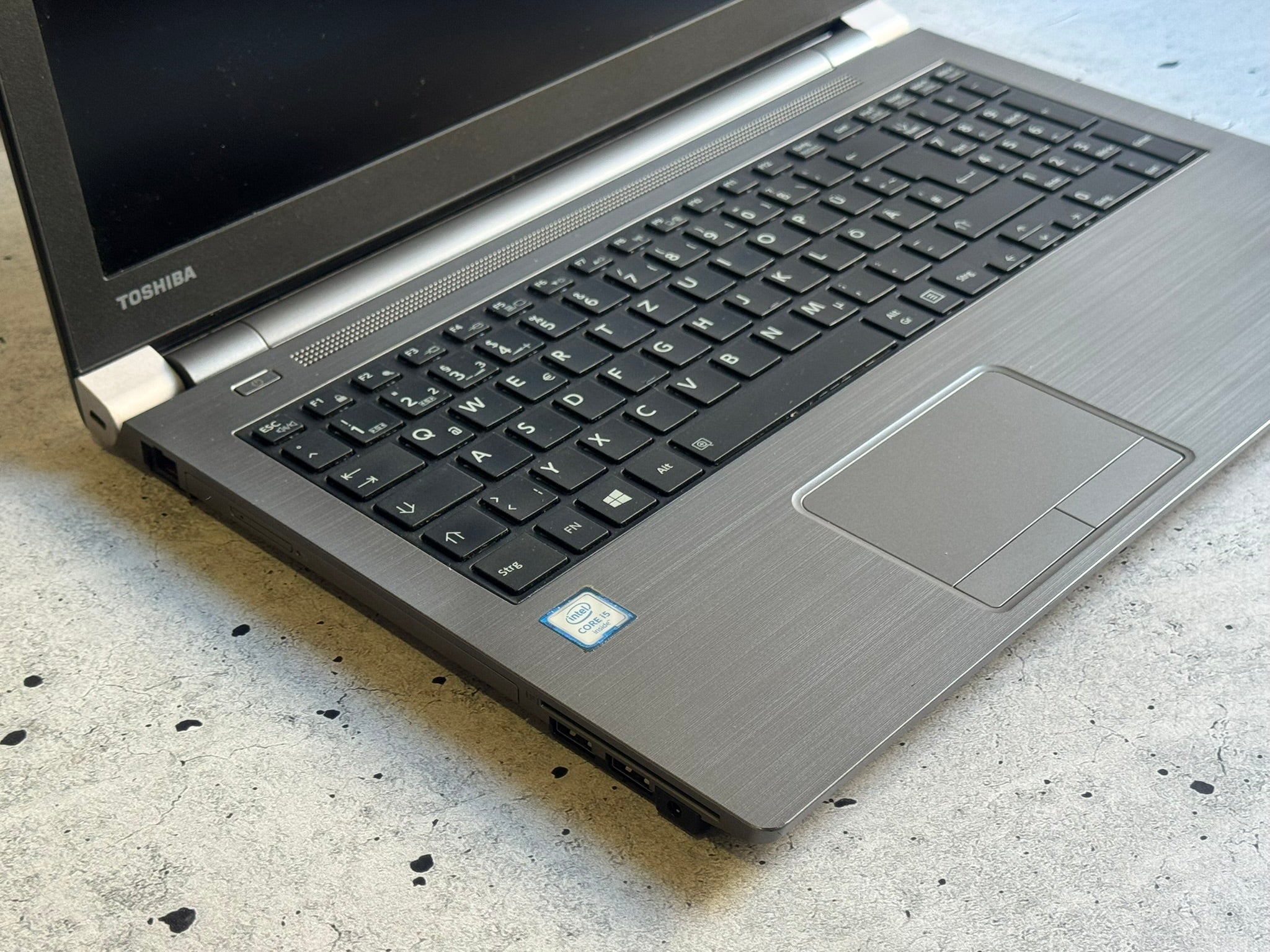 TOSHIBA/15.6 FHD/INTEL I5-6200U/16GB/SSD 256GB