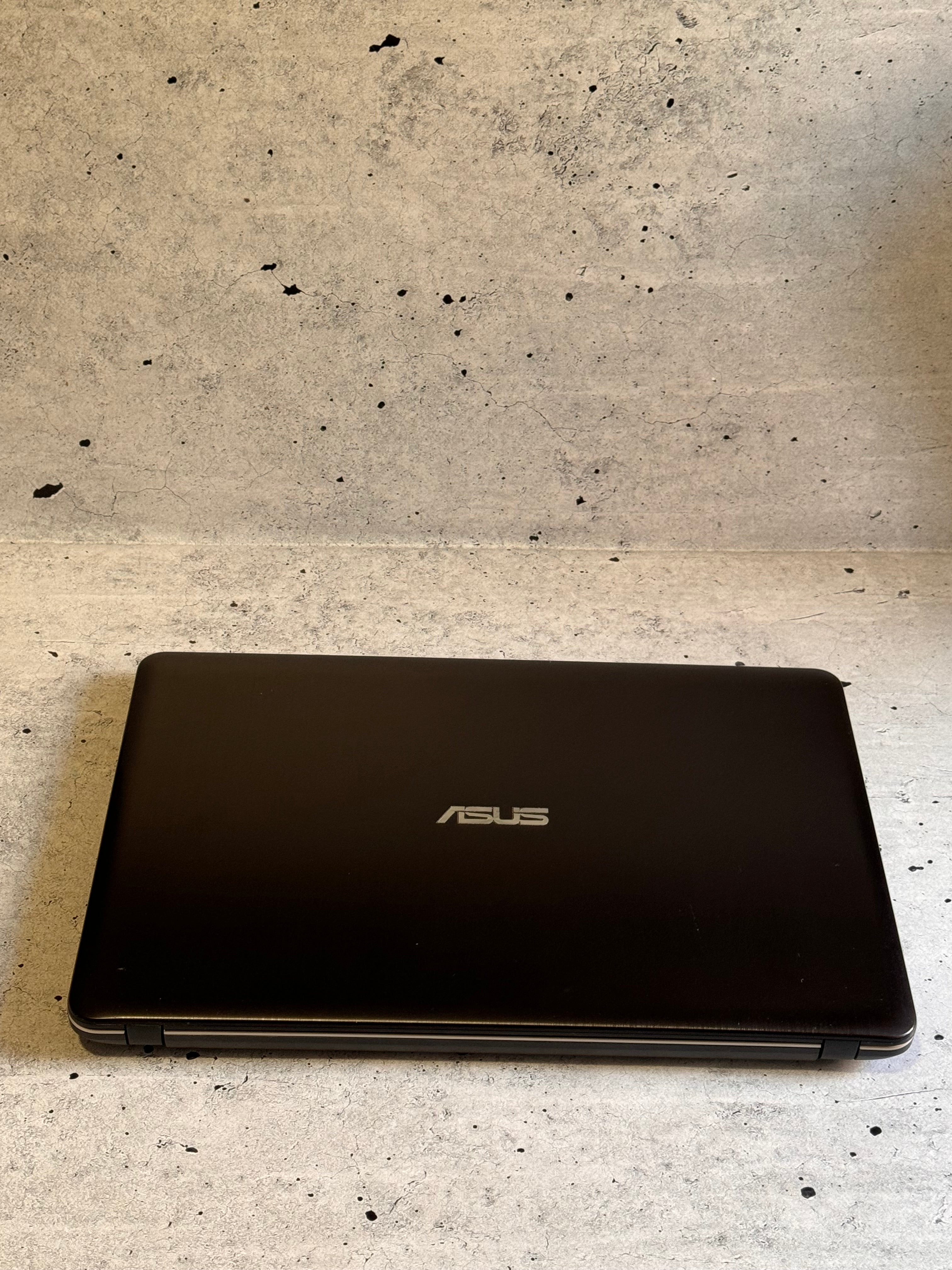 ASUS/15.6 FULL HD/I3-5005U/SSD 256GB/8GB/Baterija 3h