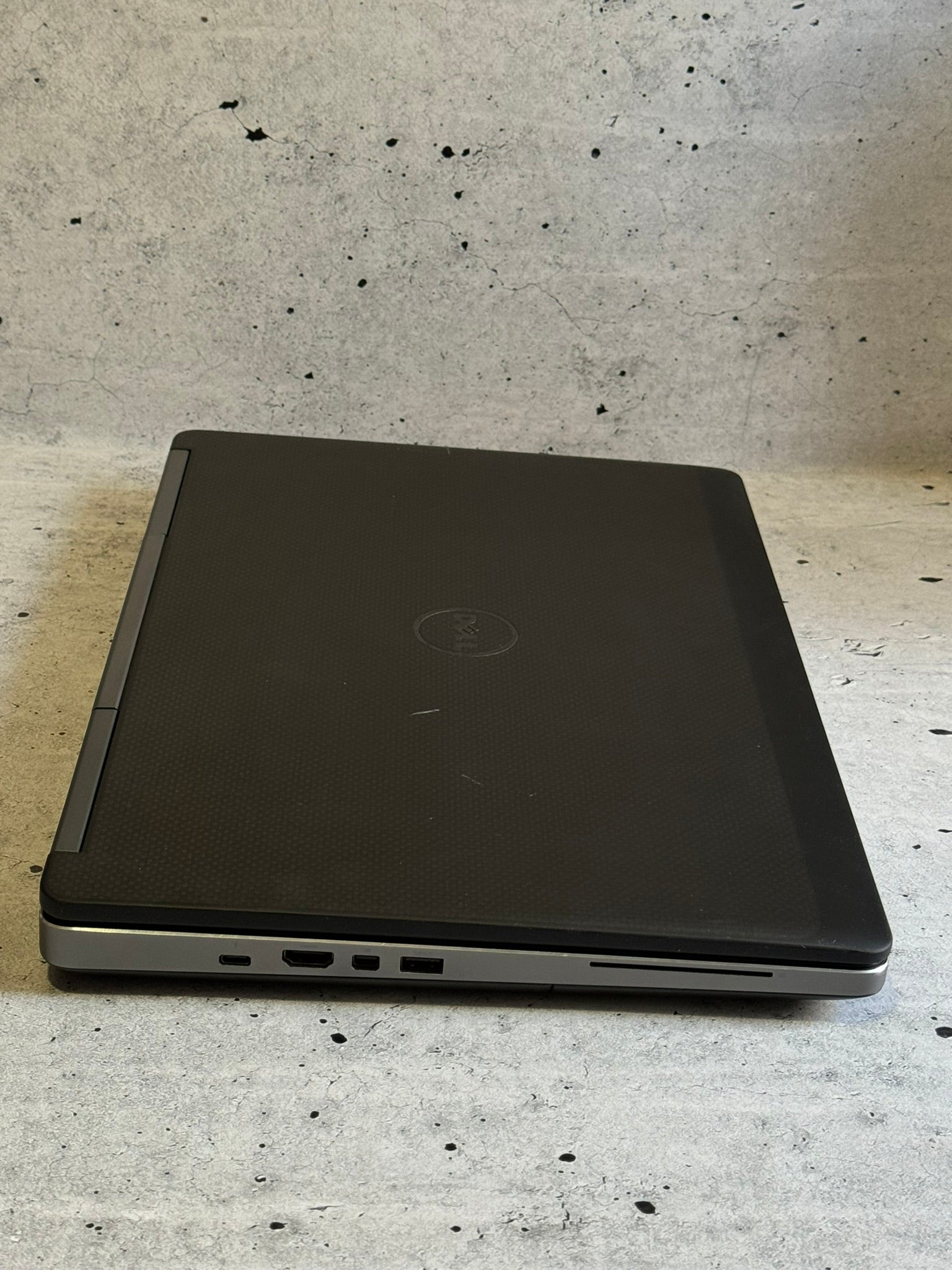 DELL Precision 7520/15.6 IPS/I7-6820/32/SSD 256/Quadro M1200 4GB